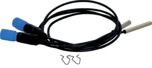 Zuluft- und Lamellenfühler mit zwei blauen Steckverbindungen, schwarzem Kabel und zwei Metallelementen, geeignet für die Verwendung mit Wolf-Systemen.
